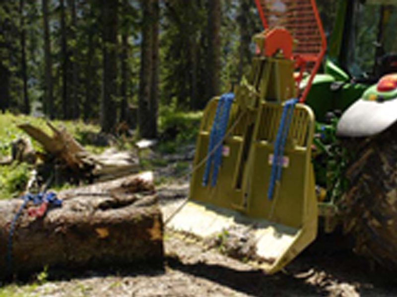 Forstseilwinde der Marke Holzknecht im Einsatz im Wald.