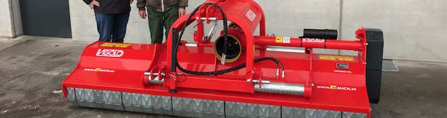 Roter Vigolo Mulcher von Mauch mit zwei Personen im Hintergrund.