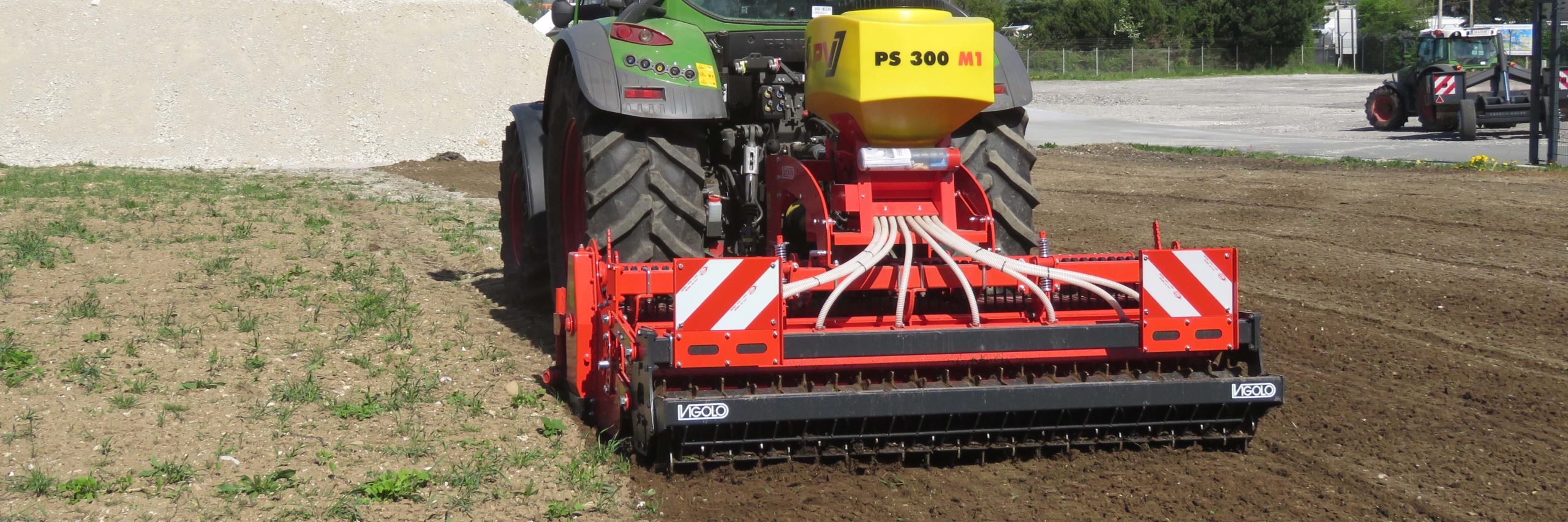 Ein Vigolo GV 265 und ein APV PS 300 M1 an einem Traktor bei der Feldarbeit.