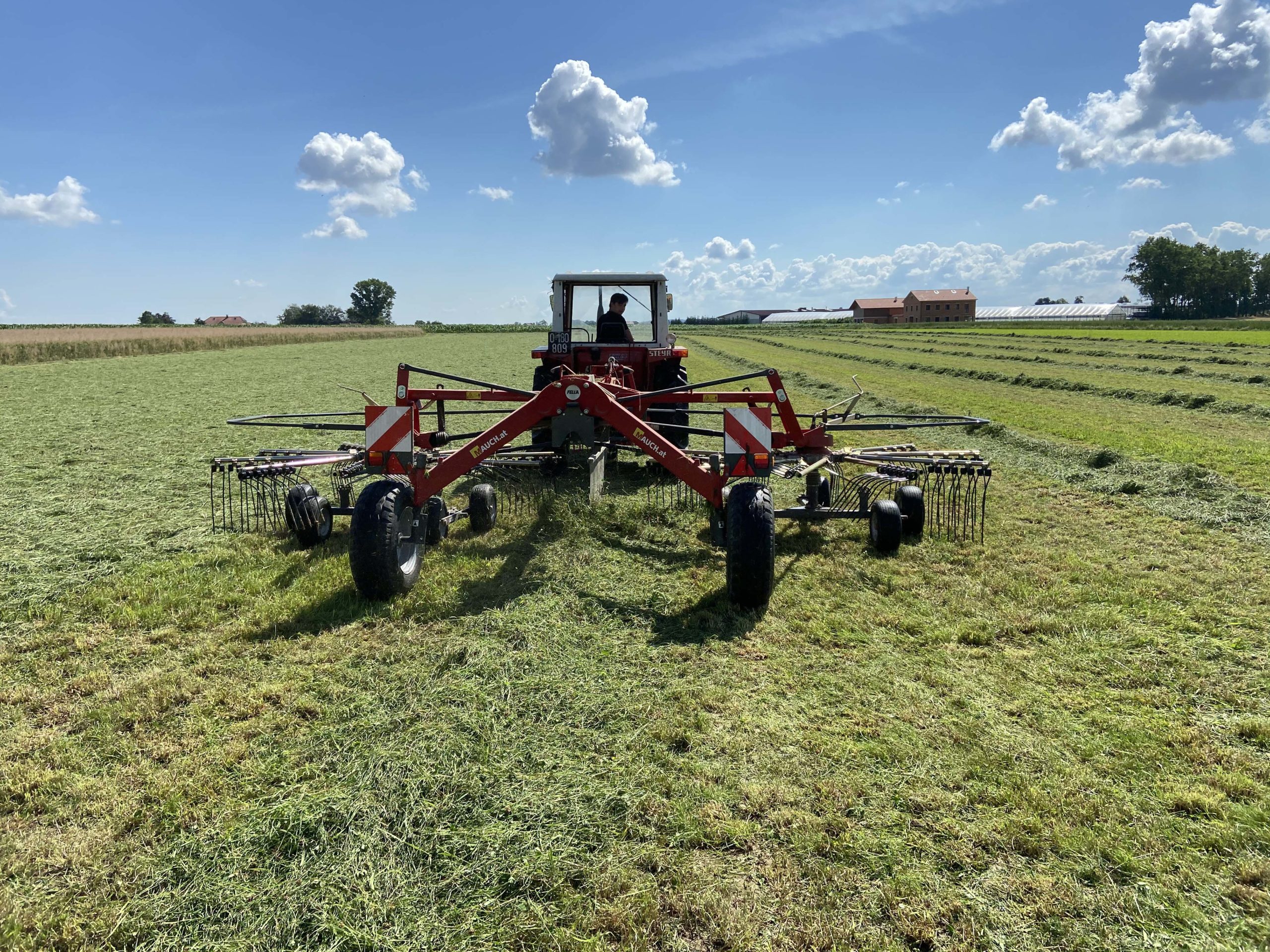 Ein Fella Juras 671 Schwader, der auf einem Feld arbeitet.