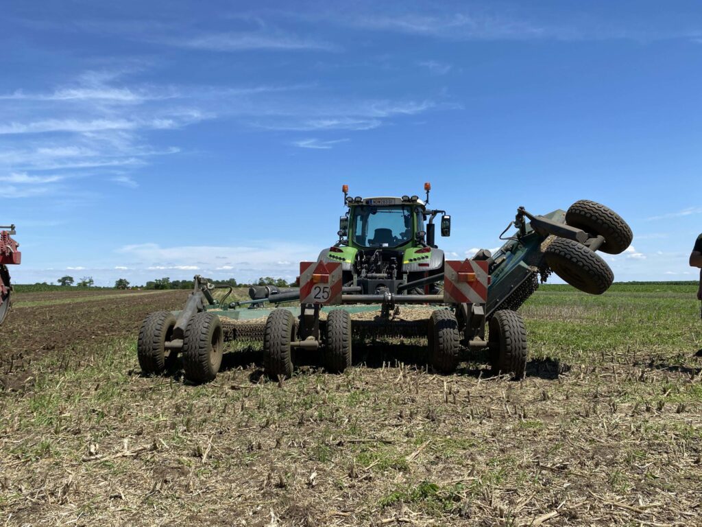 Traktor vleče Spearhead Stubblemaster 500 po požetem polju.