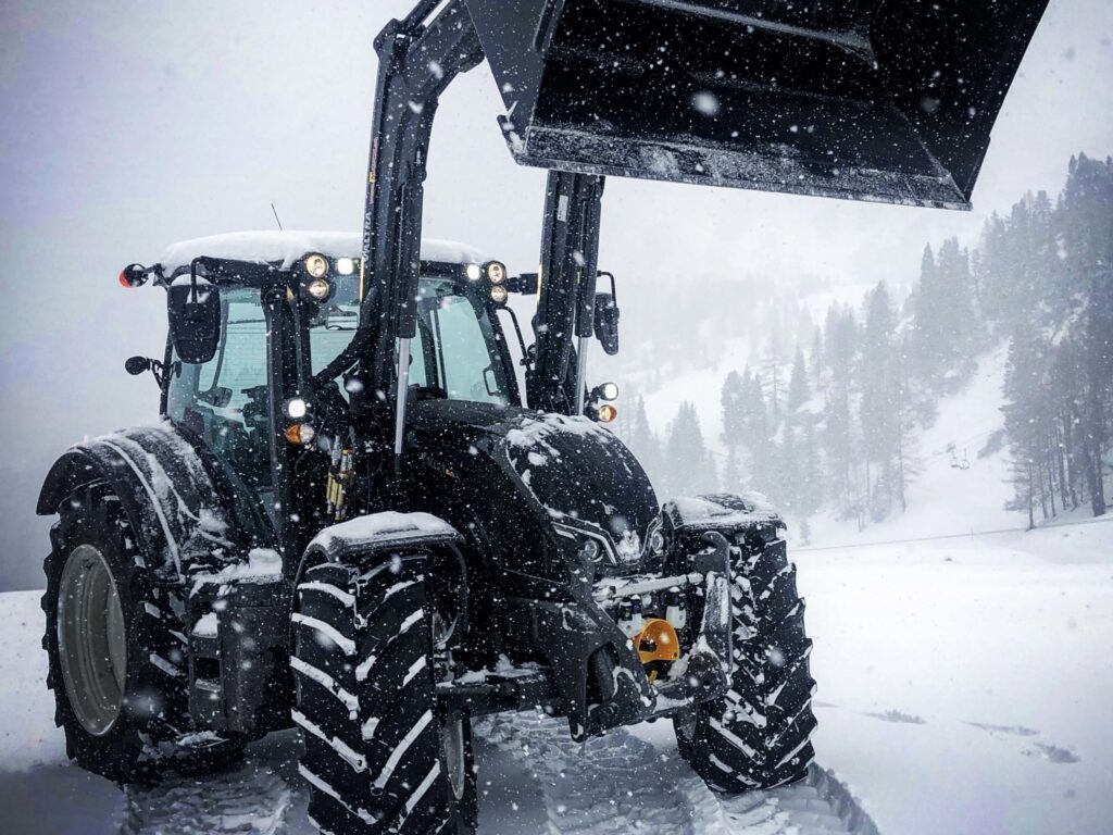 Un tractor Valtra N174 într-un peisaj acoperit de zăpadă.