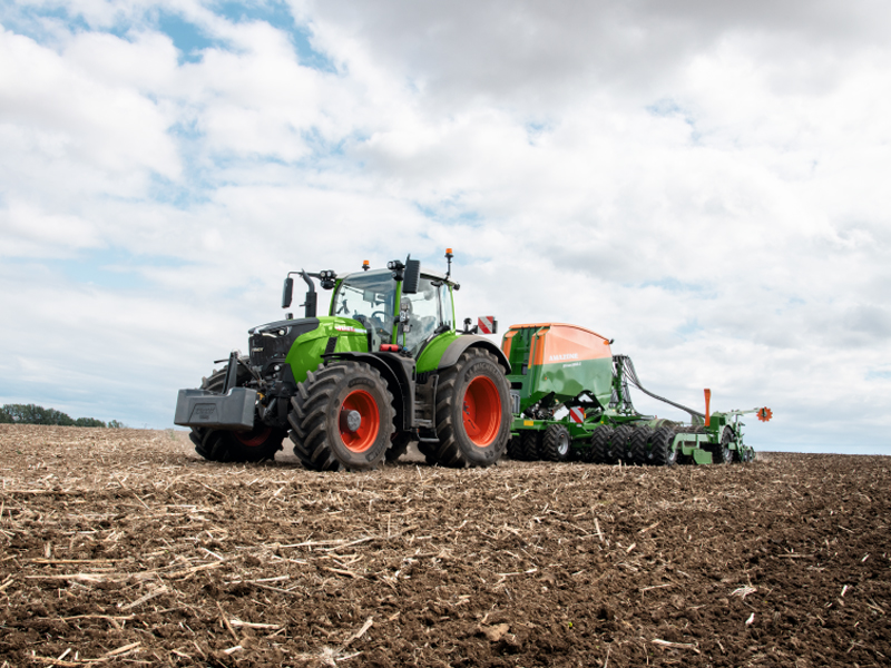 Fendt 700 Vario Gen7 mit Hochleistungshydraulik bei der Arbeit am Feld