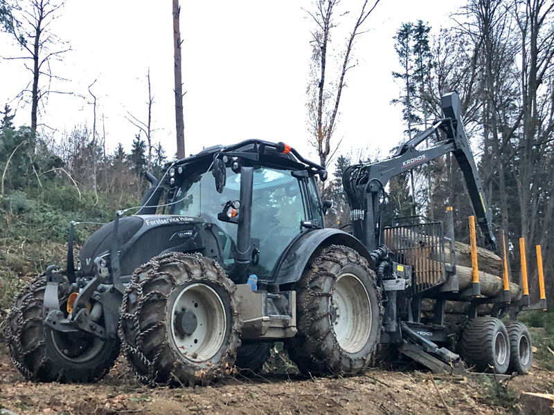 Valtra-N154-mit Forstkabine u. Rueckewagen