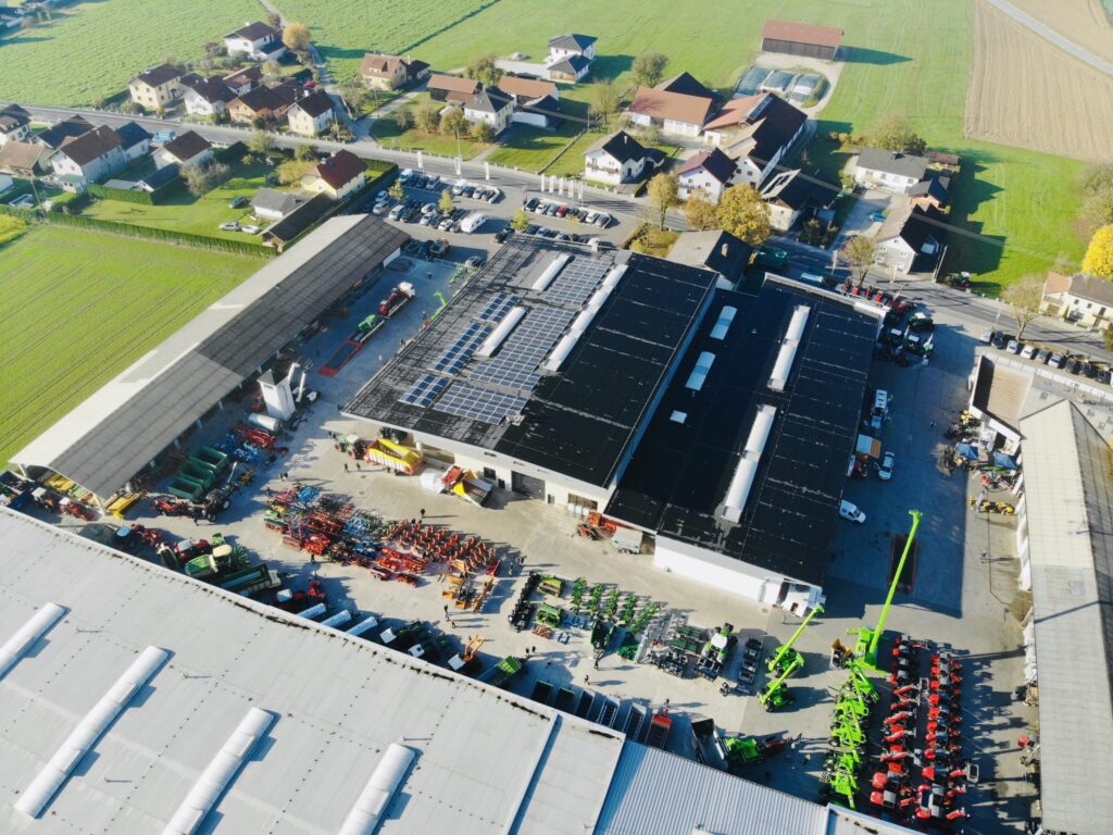 Luftaufnahme eines landwirtschaftlichen Maschinenlagerplatzes der Firma Mauch in einem ländlichen Gebiet.