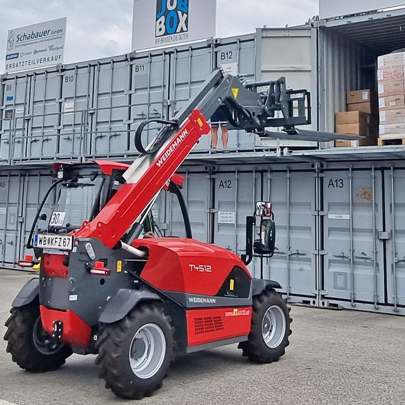 Roter Weidemann T4512 Teleskoplader vor Containerlager.