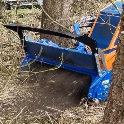 Holzhäcksler Irus V50 im Einsatz im Wald.