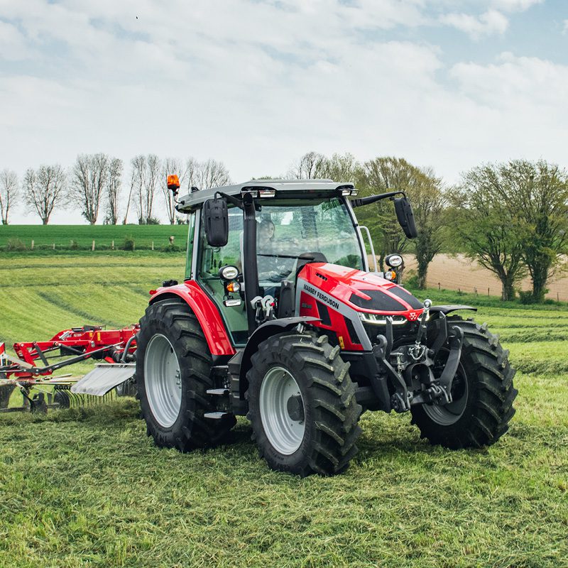 Massey Ferguson 5S Traktor auf einem Feld bei der Heuernte.
