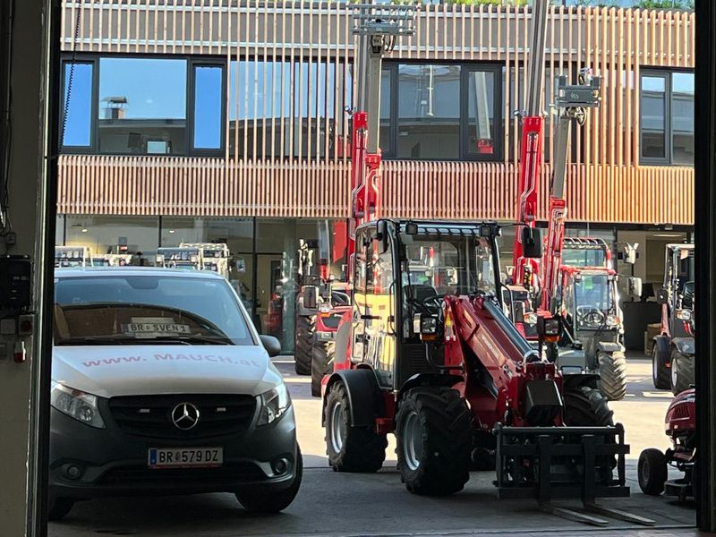 Servicebus und Weidemann Lader vor dem Werkstatttor