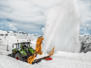 Fendt 900 Vario mit der optionalen Rückfahreinrichtung Fendt 900 Vario mit der optionalen Rückfahreinrichtung beim Schnee räumen