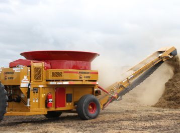 Maschine Haybuster H-1030 verarbeitet Heu auf einem Feld.