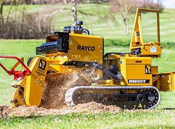 Rayco Stump Grinder RG165T-R auf Grasfläche im Einsatz.